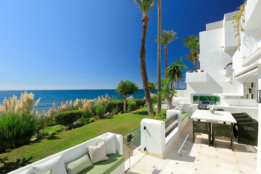 Beachfront ground floor apartment in Marbella