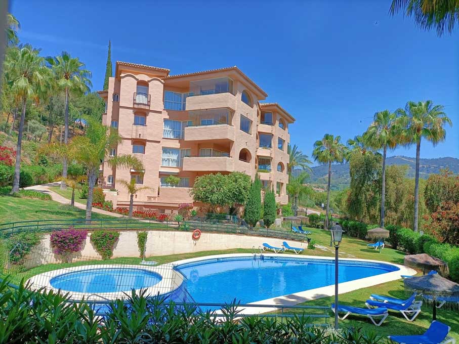 Apartment in Elviria with panoramic views