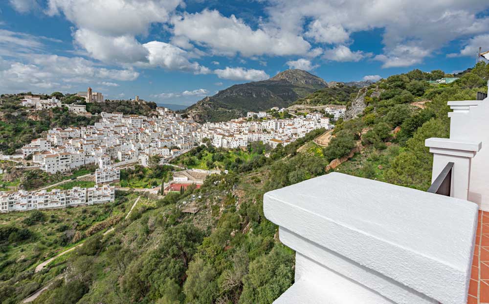 Lovely townhouse in Casares with great views.