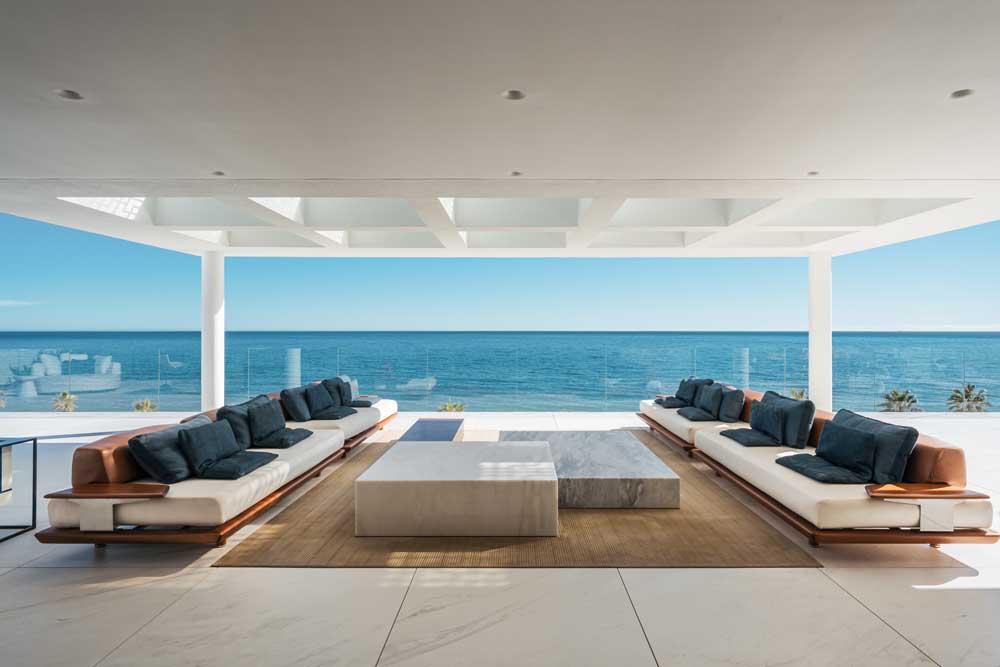 New luxury beachfront penthouse in Estepona