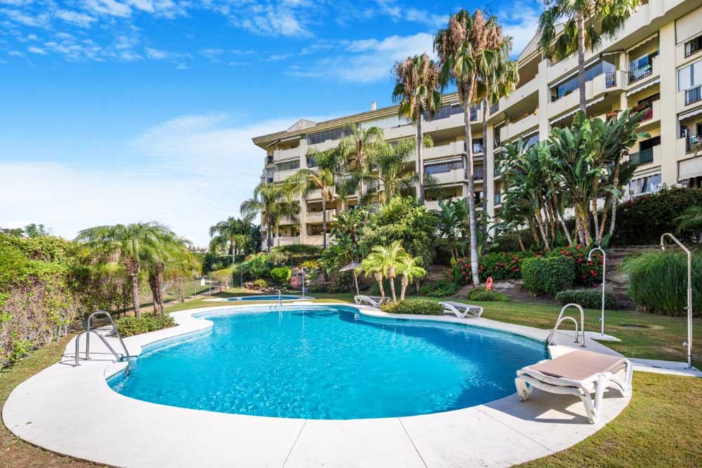 Large two bedroom apartment in Guadalmina Alta