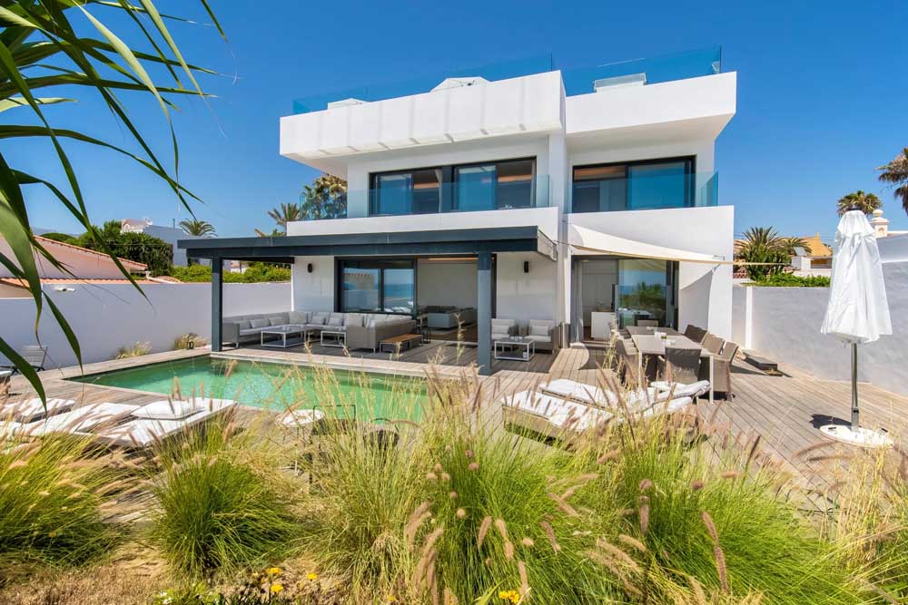 Stunnin beachfront villa in Costabella, Marbella East 