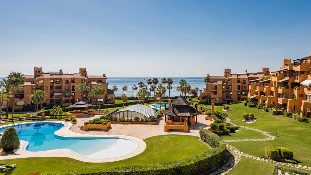 Luxury beachfront apartment in Los Granados,  Estepona