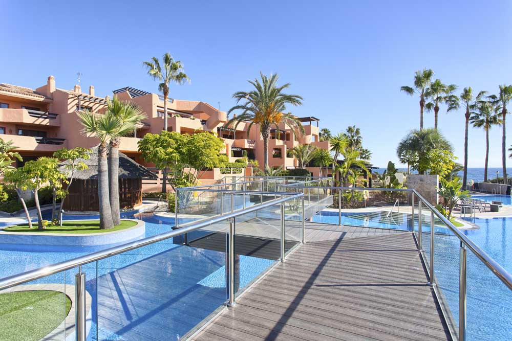 Exclusive beachfront apartment in Mar Azul, Estepona
