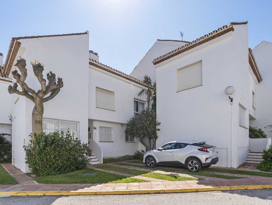 Frontline Beach Townhouse in Bahia Doncella, Estepona 